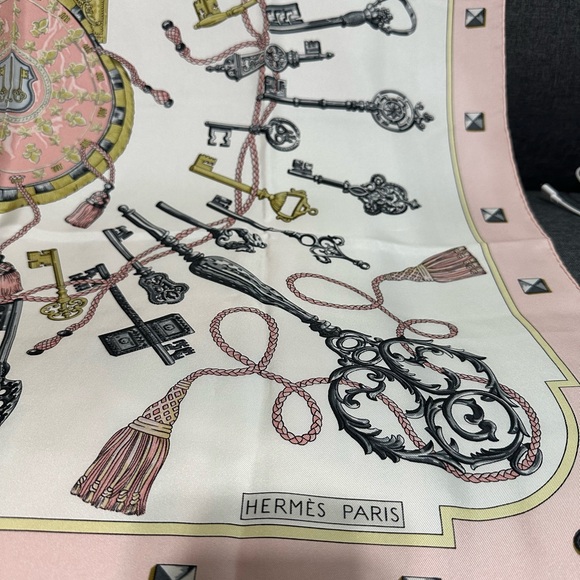 HERMES ❤️🌟 “LES CLES” SILK SCARF HAND-ROLLED EDGES W/ BOX⭐️ - Picture 3 of 6